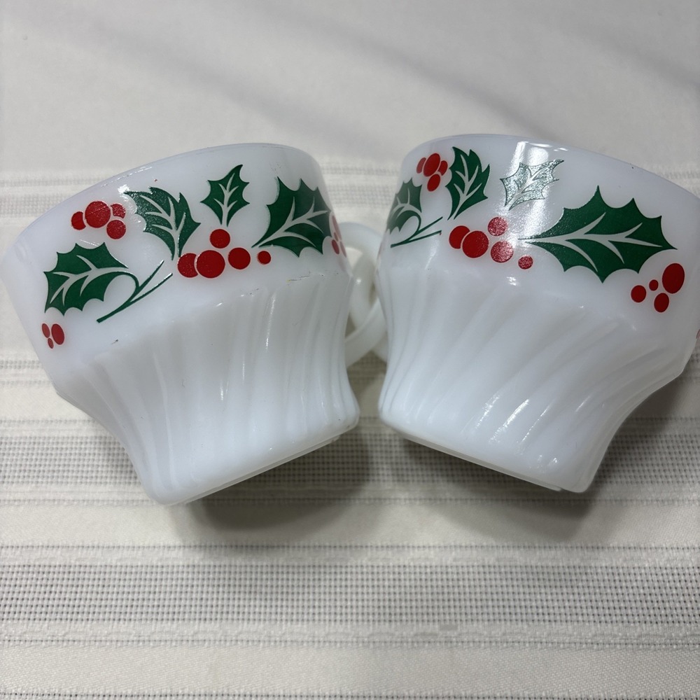 Vintage Termocrisa Milk Glass Christmas Holly Berry Coffee Tea Mugs Set Of 2